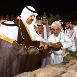 الدكتور السواط يدشن مبادرة بلدي الباحة ( توسعة وتهيئة طريق منتزه مدخلة)