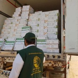مركز الملك سلمان للإغاثة يوزع مواد إيوائية للنازحين من الجوف إلى مأرب