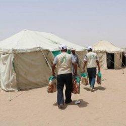 مركز الملك سلمان للإغاثة يوزع 4,300 كرتون تمور في مديرية الغيضة بمحافظة المهرة