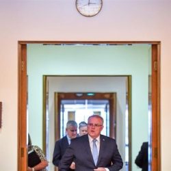 رئيس وزراء إيطاليا يوقف الأنشطة غير الأساسية للقضاء على كورونا