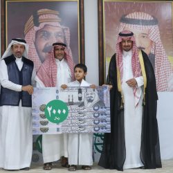 اللجنة الشبابية بمحافظة محايل تشارك في توزيع السلال الغذائية
