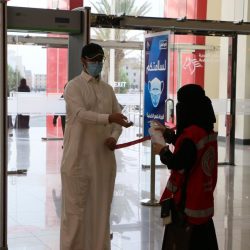 الملك سلمان وولي العهد يهنئان أمير الكويت بنجاح العملية الجراحية
