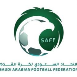 طلاء الشفاه الأحمر الفاقع الذي تستخدمه مضيفات الطيران يرتبط بسلامة الركاب