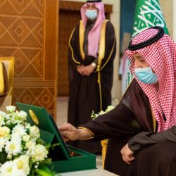 أمير تبوك يستقبل رئيس وأعضاء مجلس إدارة الجمعية الخيرية للعمل التطوعي والفرق التطوعية بالمنطقة