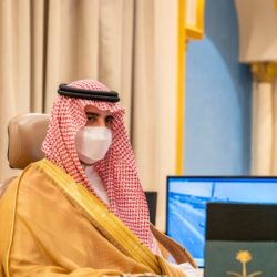 أمير تبوك يستقبل مدير مطار الأمير سلطان بن عبدالعزيز