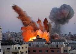 إسرائيل تقصف غزة مجدداً وصدامات في الضفة الغربية