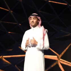 الأمير منصور بن خالد يسلم نسخة من أوراق اعتماده سفيرا للمملكة لدى قطر