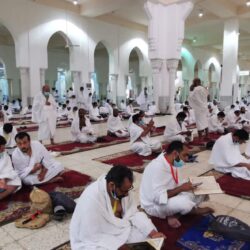 ضيوف الرحمن يتوافدون على مسجد نمرة للصلاة والاستماع للخطبة