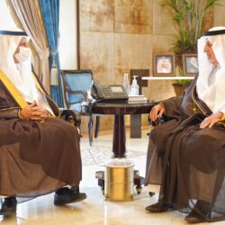 الطفل معتز بالزي العسكري يؤدي التحية تقديراً لجنود الوطن