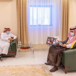 أمير تبوك يواسي الشيخ غانم الايداء في وفاة والدته