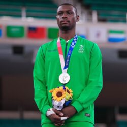 الأطفال يعيشون تراث الأجداد في المزاد الدولي لمزارع إنتاج الصقور