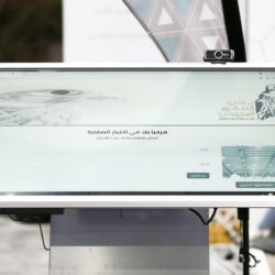 زوار المزاد الدولي لمزارع إنتاج الصقور يشاركون بصقورهم لبرنامج “هدد”