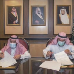 نهيان بن مبارك يتسلم وسام الشخصية الأكثر إبداعا للعام 2021 من اتحاد المبدعين العرب.