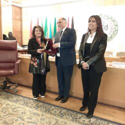 منح الفنانه دونزي الحسيني درع مجلس المسؤوليه المجتمعية ا