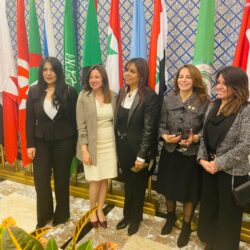 منح المري رئيس لجنة حقوق الإنسان العربية لجنه الميثاق درع مجلس المسؤوليه المجتمعية