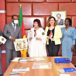 منح السفيره نبيله مكرم وزيره الهجره المصريه درع مجلس المسؤوليه المجتمعية الأكثر انسانيا