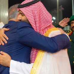 ولي عهد البحرين يصل #جدة والأمير #محمد_بن_سلمان في مقدمة مستقبليه