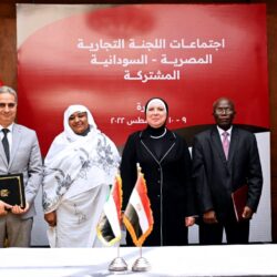 مصممة الأزياء ريم السادات تبهر زوار مركز آذار الفني