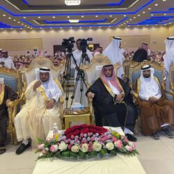 القائدة الكشفية الاستاذة بديعة عتمة تكرم الإعلامي الأستاذ منصور نظام الدين قريشي