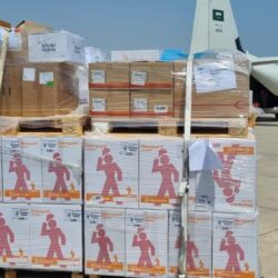 مركز الملك سلمان للإغاثة يوزع 435 كرتونًا من المواد الغذائية في محافظة تعز