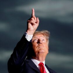 #شاهد ..شرطة #منطقة_الرياض تلقي القبض على مواطن صدم عمدًا عددًا من المركبات