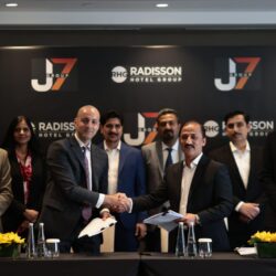 أسرة المربي الفاضل الراحل الأستاذ زاهد قدسي تعرب عن شكرها للأميرة مشاعل بنت مقرن بن عبدالعزيز   وتقدم لها درع 