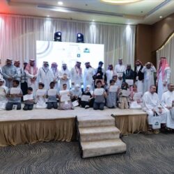 استعداد لتوزيعها.. طلاب جامعة المستقبل يشاركون فعالية لتجهيز ملابس للأيتام