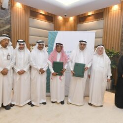 منسوبو متوسطة الرفيعة يوزعون وجبات الإفطار بالتعاون مع ” بنات الجوف فيهن خير