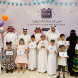 محافظ القطيف يتقدم المصلين في الفطر المبارك.. ويشارك المرضى فرحة العيد