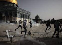 وزارة الخارجية : المملكة تتابع بقلقٍ بالغ اقتحام قوات الاحتلال الإسرائيلي لباحات المسجد الأقصى الشريف والاعتداء على المصلين واعتقالها عددٍ من المواطنين الفلسطينيين