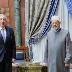 عدد من أبطال المملكة والرياضيين يعايدون الدكتور هاشم سرحان – عضو الإتحاد السعودي لكرة الطائرة (سابقا) في ديوانيتة