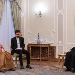 فيصل بن فرحان يلتقي رئيسي ويسلمه دعوة من الملك سلمان لزيارة السعودية
