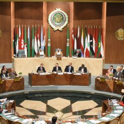 على زخات المطر استقبال حجاج جمهورية الهند بالقهوة السعودية وباقات الورود وماء زمزم والمجسات الحجازية.