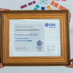 مركز الملك سلمان للإغاثة يوزع 3.000 كرتون تمر في مدينة الأزارق بمحافظة الضالع