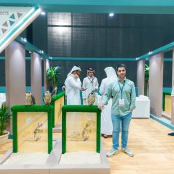 رئيس اللجنة السعودية لرياضة الأساتذة يكرم الأستاذ مساعيد الخماش لتعاونه مع أعضاء اللجنة