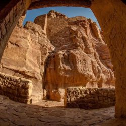 فريق أبوظبي للرحالة والمغامرين يكرم رحالة العرب في معرض أبوظبي للصيد والفروسية 