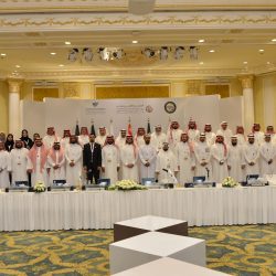 تزامنا مع اليوم العالمي للمعلم..   قبلة وفاء من مدير عام تعليم الباحة يضعها على رأس معلمه