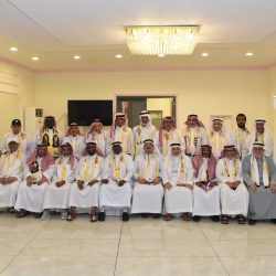 حرفي بريطاني ينقل تجربته بصناعة القفازات الفاخرة في معرض الصقور والصيد