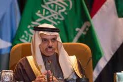 فتاتان تقدمان منتجات طبيعية من زيت نوى التمر في سوق “مهرجان العلا للتمور”