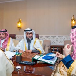سمو أمير منطقة الباحة أثناء استعراض المنجزات في حفل الإمارة الختامي 2023م