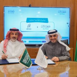 سمو أمير منطقة الباحة أثناء استعراض المنجزات في حفل الإمارة الختامي 2023م