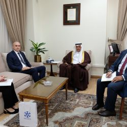 سفير سلطنة عمان لدى جمهورية مصر العربية والمندوب الدائم لدى جامعة الدول العربية يستقبل  وفد لجنة الميثاق العربي لحقوق الإنسان هناء السيد    استقبل  السفير/ عبد الله بن ناصر الرحبي سفير سلطنة عمان لدى جمهورية مصر العربية والمندوب الدائم لدى جامعة الدول العربية وفد لجنة الميثاق العربي لحقوق الإنسان يضم المستشار/ جابر المري رئيس اللجنة والدكتورة/ رضا مراد عضوة اللجنة وأعضاء الأمانة الفنية للجنة. أتى اللقاء في ضوء استلام لجنة الميثاق للتقرير الأول لسلطنة عمان مطلع الشهر الجاري، وتطرق النقاش لما تضمنه التقرير من تدابير اتخذتها سلطنة عمان من لإعمال الحقوق والحريات المنصوص عليها في الميثاق وبيان التقدم المحرز للتمتع بها، وكذلك الجوانب الإجرائية اللاحقة على تقديم التقرير والتي تشمل قائمة المسائل المسبقة وتحديد موعد المناقشة حتى إصدار اللجنة لملاحظاتها وتوصياتها الختامية على التقرير.