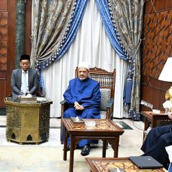 أمير تبوك يشهد توقيع عقد مشروع النقل العام بالحافلات بالمنطقة