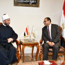 اكتشاف مصطبة طبيب ملكي من الدولة القديمة بسقارة  نقوش ورسومات فريدة تزين باب المصطبة