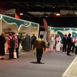 بتوجيه من أمير تبوك وعلى نفقته الخاصة … اللجان القائمة على توزيع معونة الشتاء بتبوك تواصل أعمالها