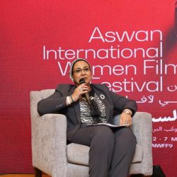 عمدة مدينة درانسي شمال باريس في زيارة المركز الثقافي بدرانسي متضامنة مع المسلمين بعد مقتل مسلم جنوب فرنسا .