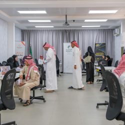 أمير تبوك يستقبل مدير عام الجوازات