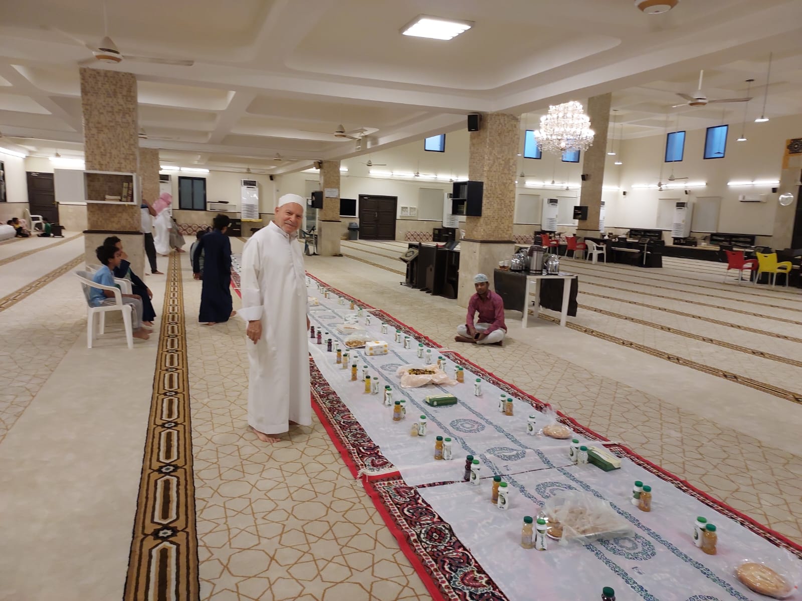 مائدة إفطار “عاشوراء” تجمع أهالي حي السالمية بجدة “الواحة