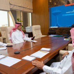 *محافظ صامطة يستعرض مع جمعيات العناية بالمساجد جهود تطوير بيوت الله وتعزيز الشراكة المجتمعية*