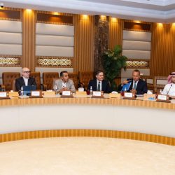 بالصور مدارس الباحة تستقبل العام الجديد بالهدايا والورود